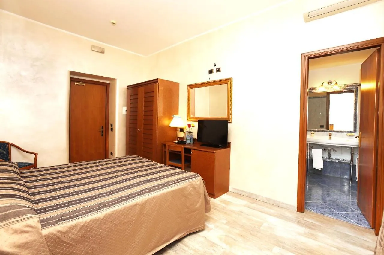 Hotel Rimini 3*, רומא איטליה