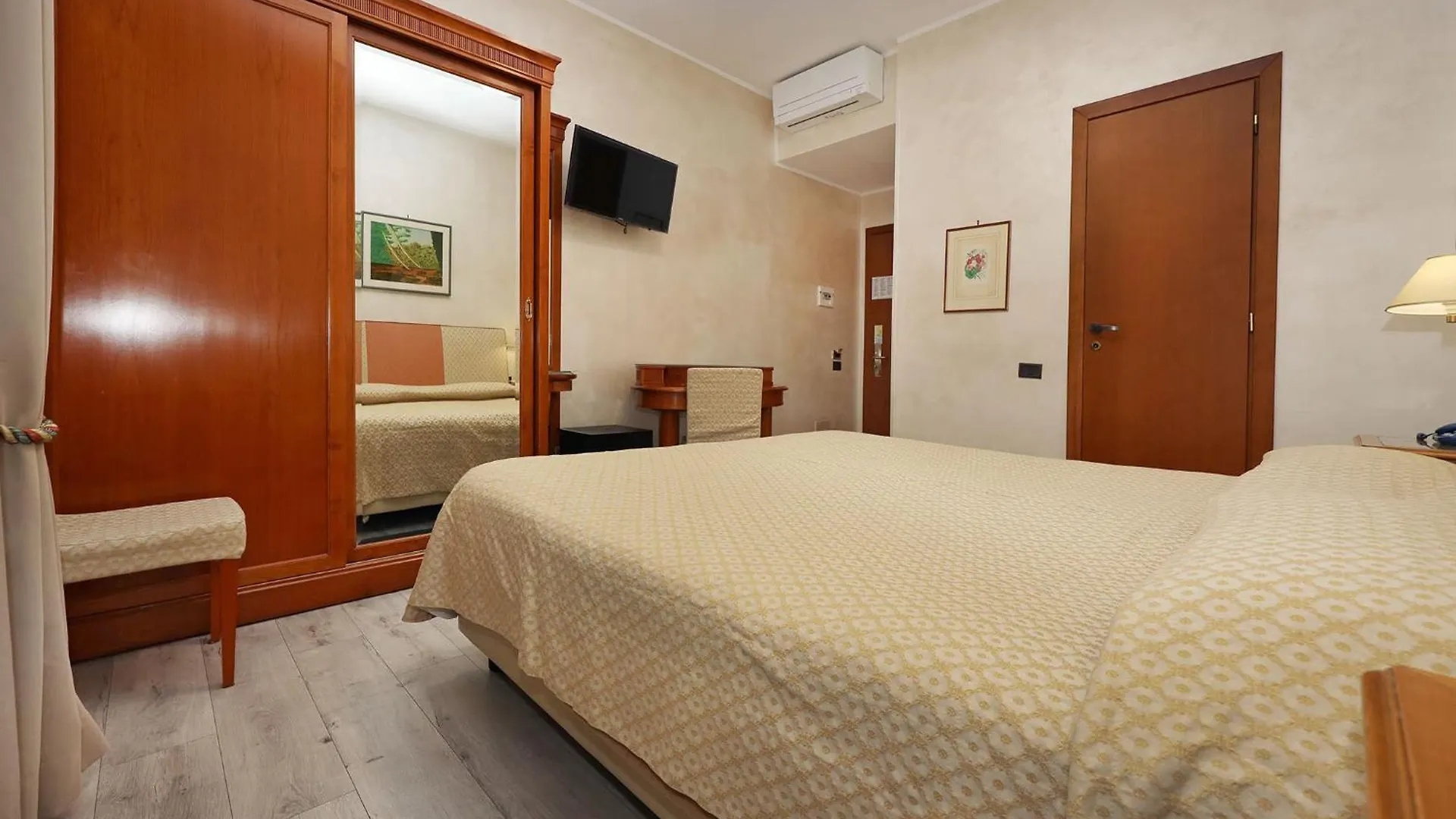 Hotel Rimini 3*, רומא איטליה
